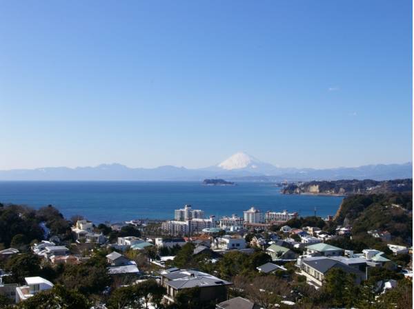 空気の澄んだ日には海に浮かぶ富士山をも望む（イメージ）