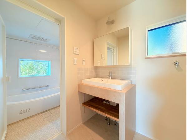 モダンデザインなパウダールームと自然を望むバスルーム