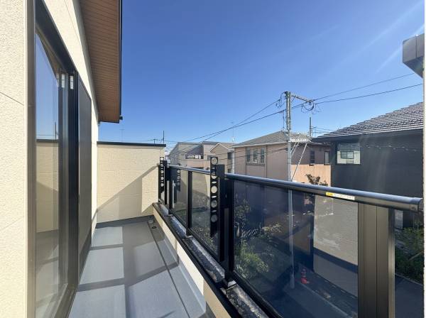 南東向きでしっかりと陽射しを感じられるバルコニー