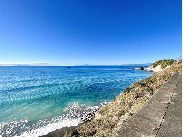 秋谷の海岸線まで徒歩8分 (約600ｍ)