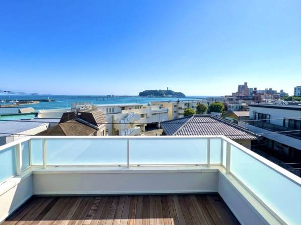 ルーフテラスからは海と江ノ島を一望