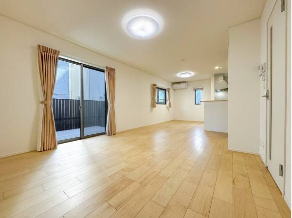 カウンターキッチンから見渡せるゆとりあるリビングダイニング