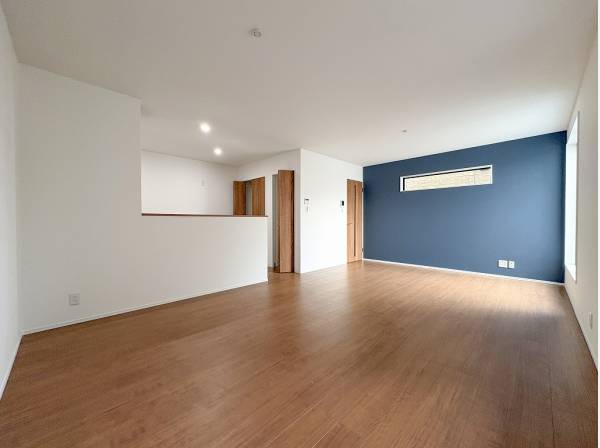 すっきりとした広さのリビングは一面をアクセントに