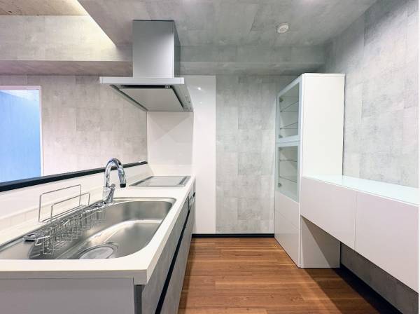 部屋全体を見渡せるオープンキッチン