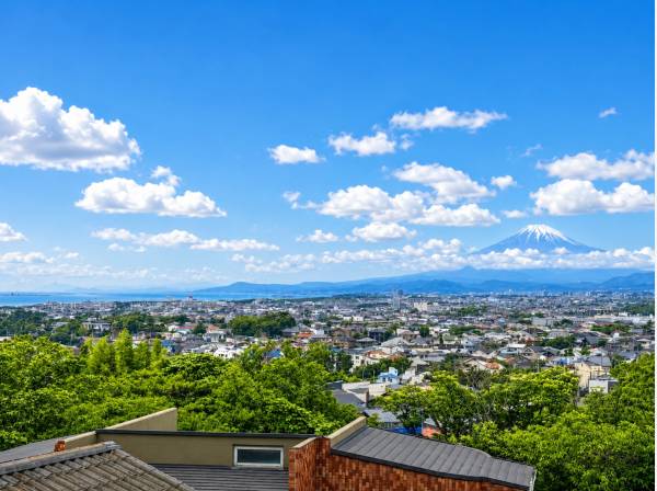 ルーフバルコニーからは相模湾と富士山を望みます