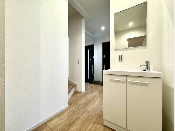 玄関ホールに実用的な洗面を完備