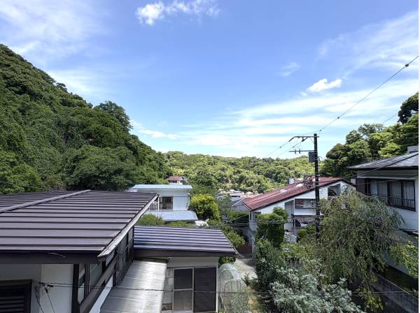 周囲に広がる低山の緑を一望します