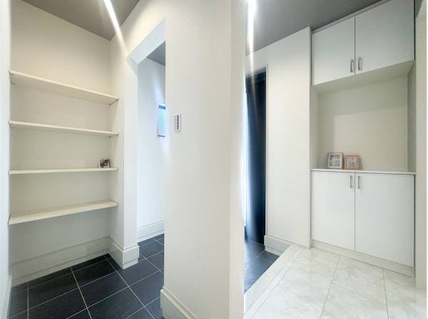 広い玄関にはシューズインクロークが備わっています