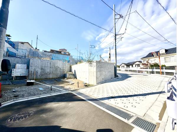 現地は開発道路で新しくきれいに整備されています。