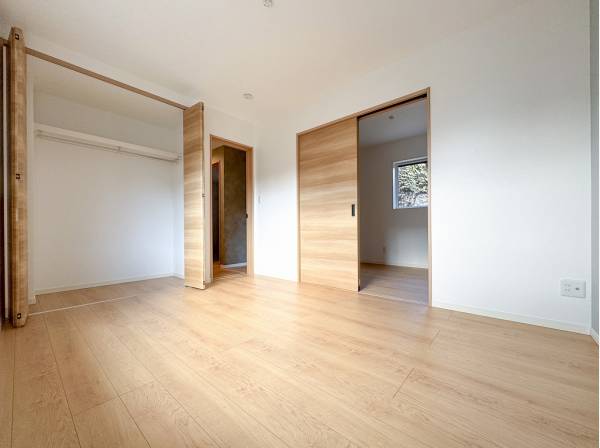 隣のお部屋と行き来が可能なベッドルームは陽当たり良好