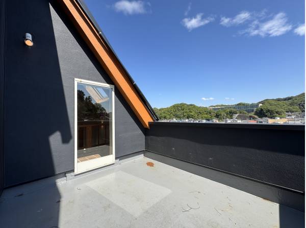 空と街を見渡すルーフバルコニーで、贅沢なひとときを！