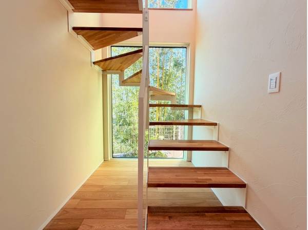 抜け感のあるデザインの階段