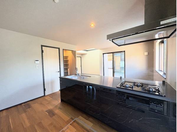 部屋を見渡せるオープンキッチン