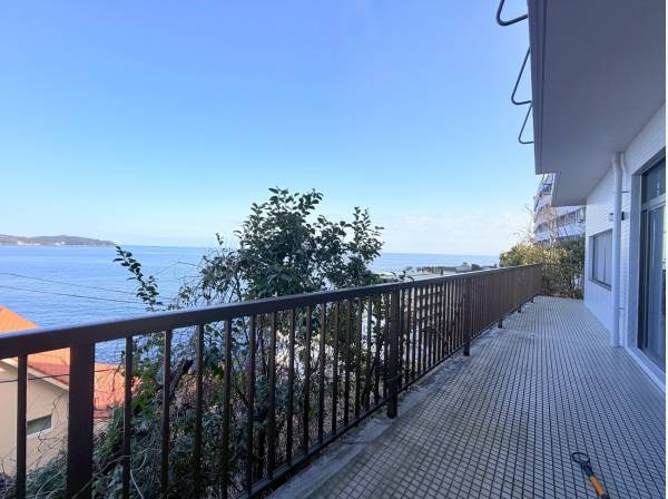 ダイニングからはL字に伸びる広大なテラスへ