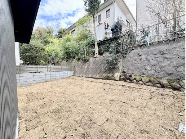 芝付きの庭でペットやお子様と楽しい時間を過ごせます