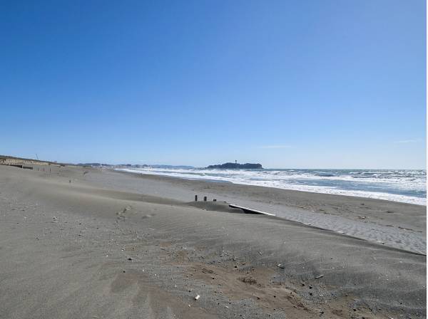 サーフボード片手に海岸まで自電車でわずか10分！（約2.5km）
