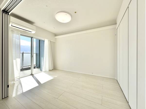 光が差し込む洋室。朝の目覚めまで心地いい。