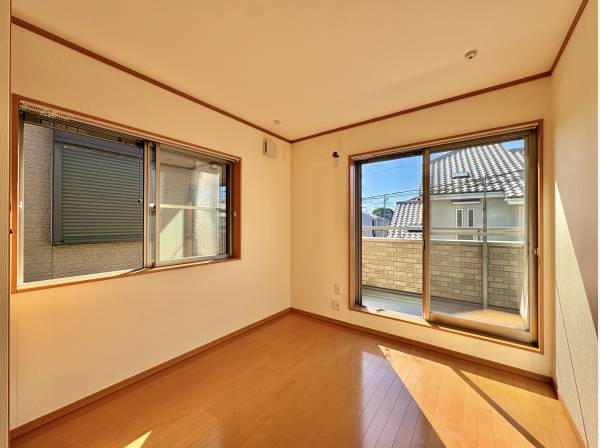 ２面採光で明るい居室。