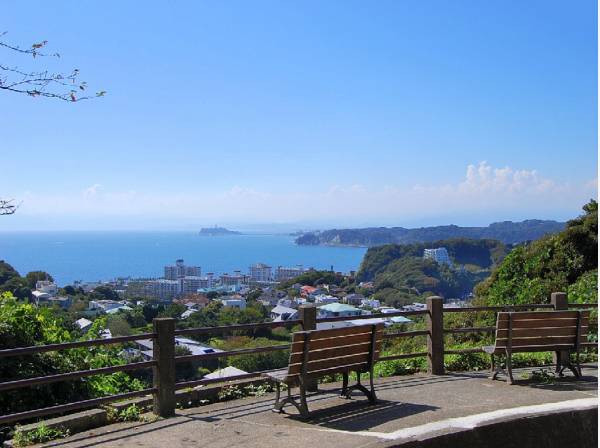 披露山公園の展望台へお散歩も楽しめます(約1.5㎞)