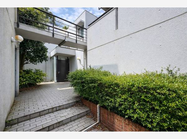 緑に囲まれたアプローチが、静かな日常へと導きます。