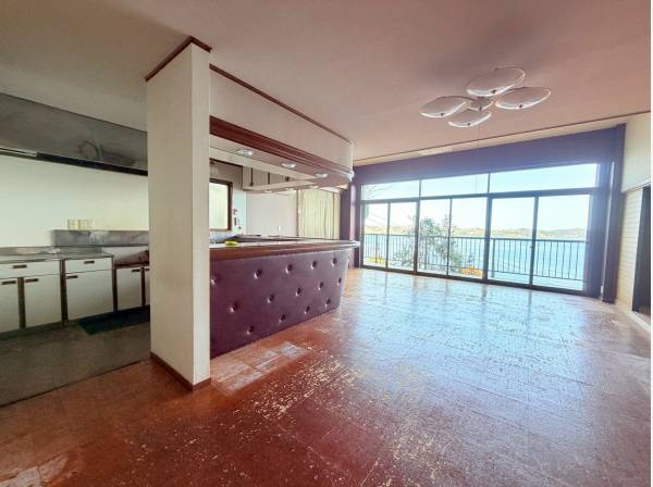 1階へ降りると広々スペースを存分に活かしたダイニングキッチンへ