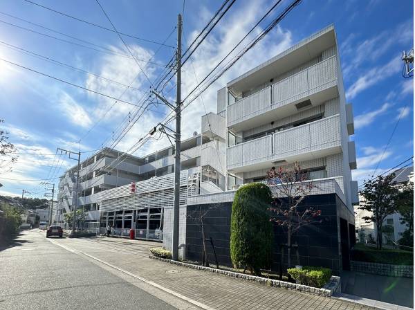 広々とした前面道路は車の出入りもスムーズです