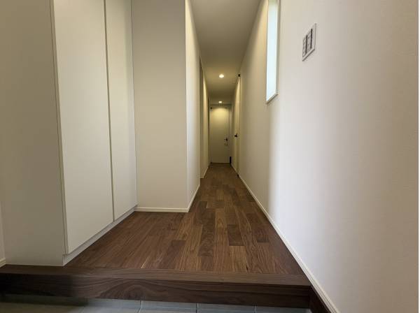 住まいへと続くアプローチが心地よい玄関ホール