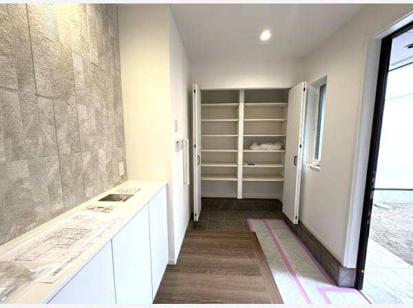 シューズクローゼットもたっぷりあるため、空間を広々お使いになれます。