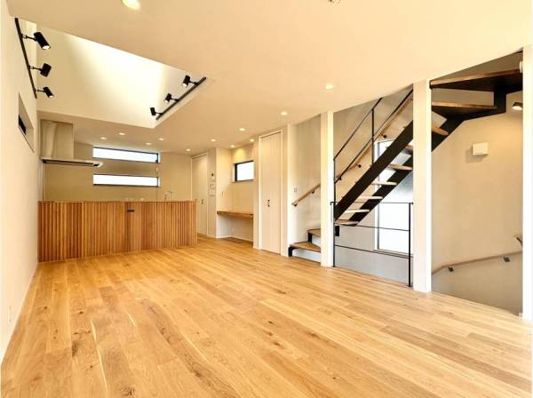 ダイニング上部は吹き抜けで開放的かつ明るい空間に。