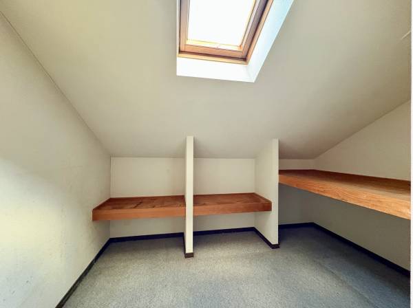 納戸には天窓から光が差し込み暖かい