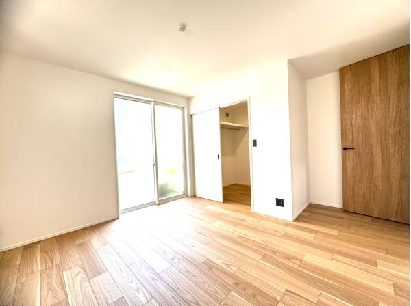 主寝室の７.８帖には大きなウォークイン収納が用意されていました。