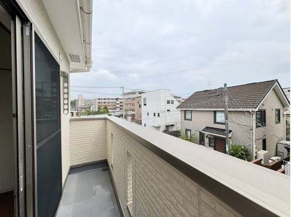 2階にある南向きのバルコニー