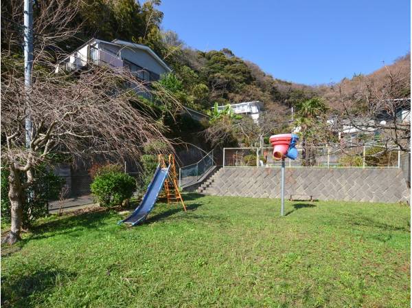 山の根松本公園まで徒歩5分（約400m）