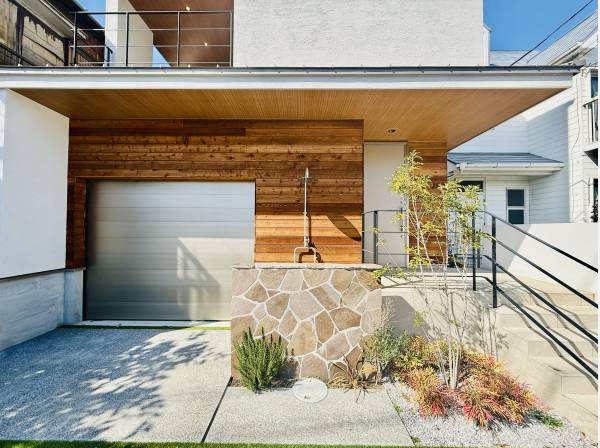 ひときわ目を引くエントランス