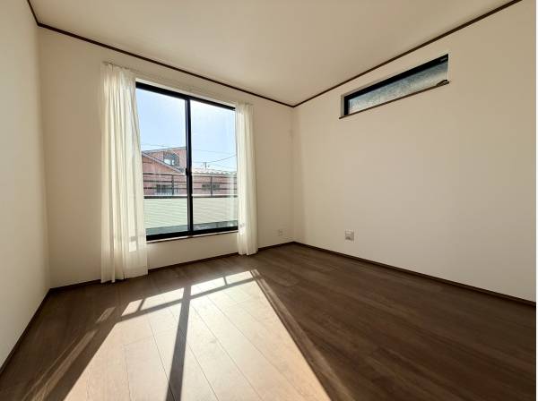 2階の洋室は南側に位置し、日差しが入りやすい明るい空間です