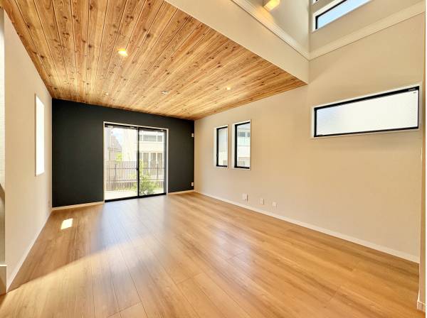 高窓から陽光が降り注ぐ、縦への広がりある空間。