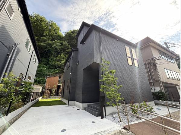 黒を基調としたモダンなデザイン