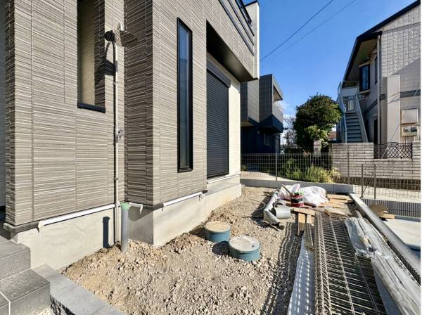 リビングから繋がるお庭スペースです。