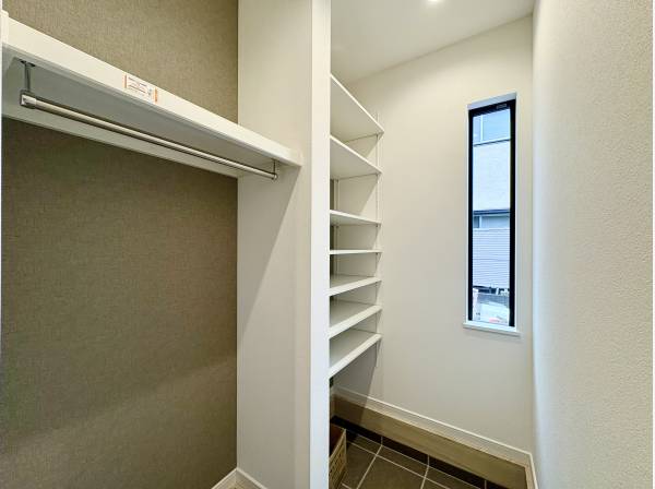 シューズインクローゼットは上着なども掛けておけます