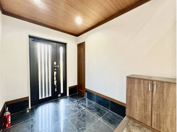 広い玄関スペース