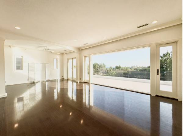 陽の光がたっぷり差し込む大型サッシ採用のリビング