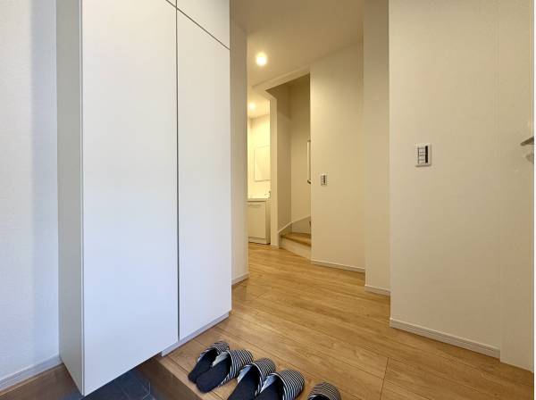 ゆったりとした玄関ホールが、来客時にも落ち着いた印象を与えてくれます