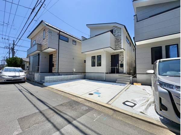 白い外壁が青空に映える、端正な佇まいの新築戸建。