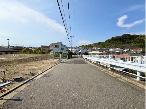 前面道路は約4.9ｍ。車通りも少なく静かな環境です。