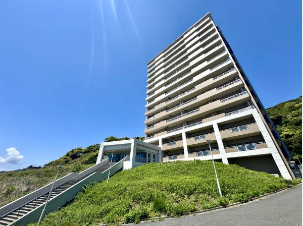 自然の中に聳える一際目立つマンション