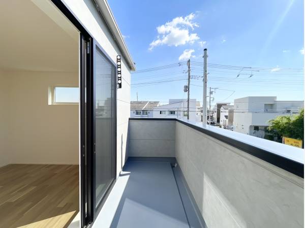 陽当たりの良い南向きのバルコニー