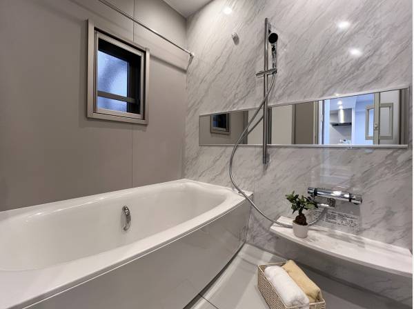 アイスカラーの落ち着いたバスルームで1日の疲れをリラックス♪