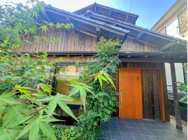 富士山を望む屋久杉の家。お庭の緑と屋久杉の外壁が溶け込みます