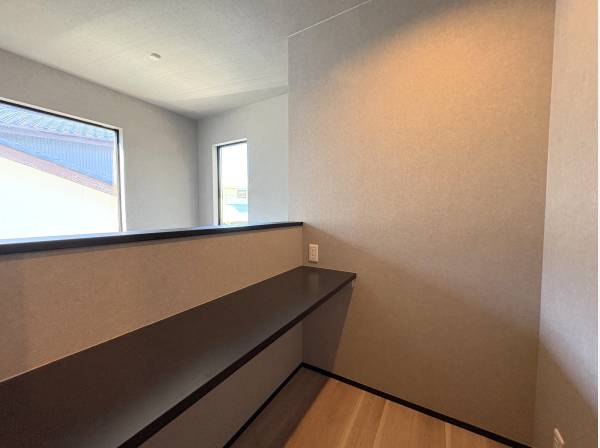 吹抜上部にはワークスペースにも適した書斎を配置