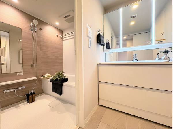 清潔感あるサニタリールームとバスルーム